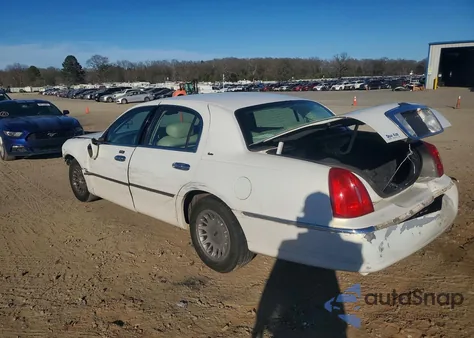 2002 Lincoln Town Car Cartier z USA, uszkodzony, nr VIN 1LNHM83W92Y647177